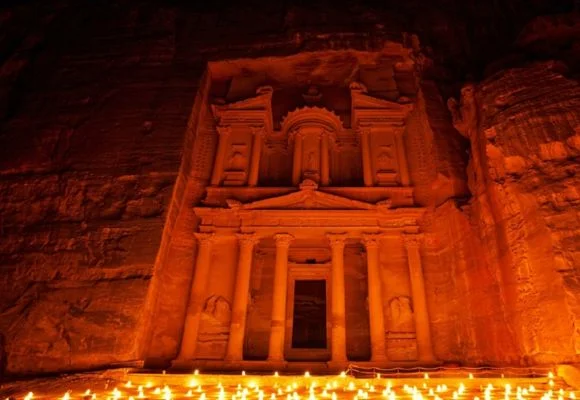 البترا ليلاً